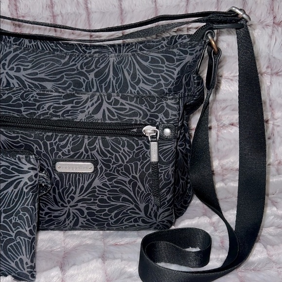 Baggallini Black Crossbody Bag with Elegant Textured Design - Picture 5 of 15